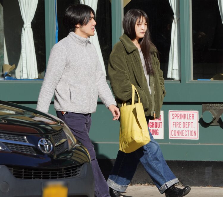 カジュアルな服装、ポケットに手、2人のペースで歩いていく小室さんと眞子さん