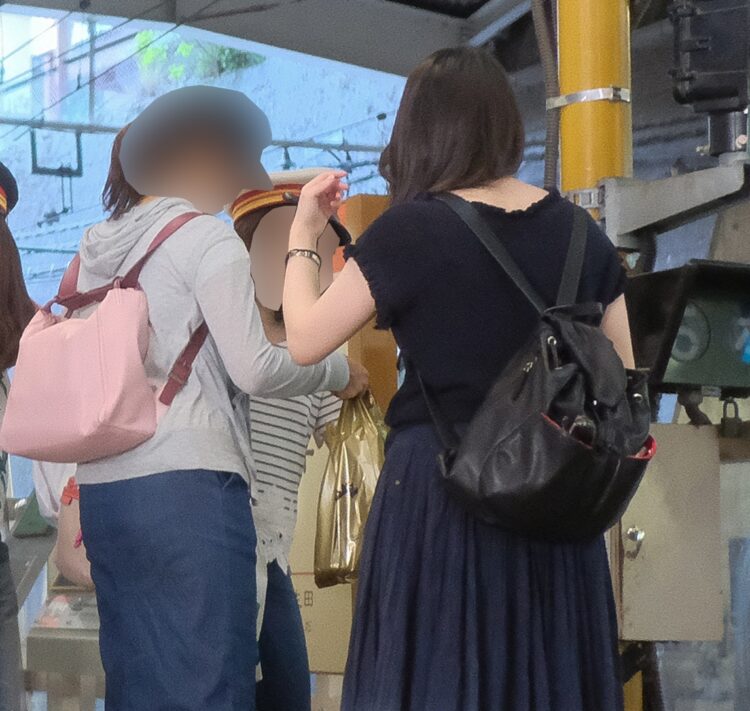 友人らと駅でわいわい(写真は2018年の箱根旅行時)