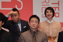 2020年、東京・渋谷にある劇場のオープニングイベントで、天海(右)と猿之助が隣同士に並んだことも