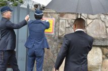 「特定抗争指定暴力団」に指定する標章を、山口組総本部に貼る兵庫県警の捜査員。2020年1月(時事通信フォト)