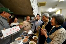 笑いの聖地に118年続く角打ちは今宵も明るい常連客で賑わう