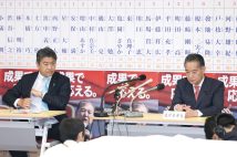 東京都議選の開票を見守る自民党の木原誠二選対委員長（左）と井上信治・東京都連会長＝22日夜、東京・永田町の同党本部（時事通信フォト）